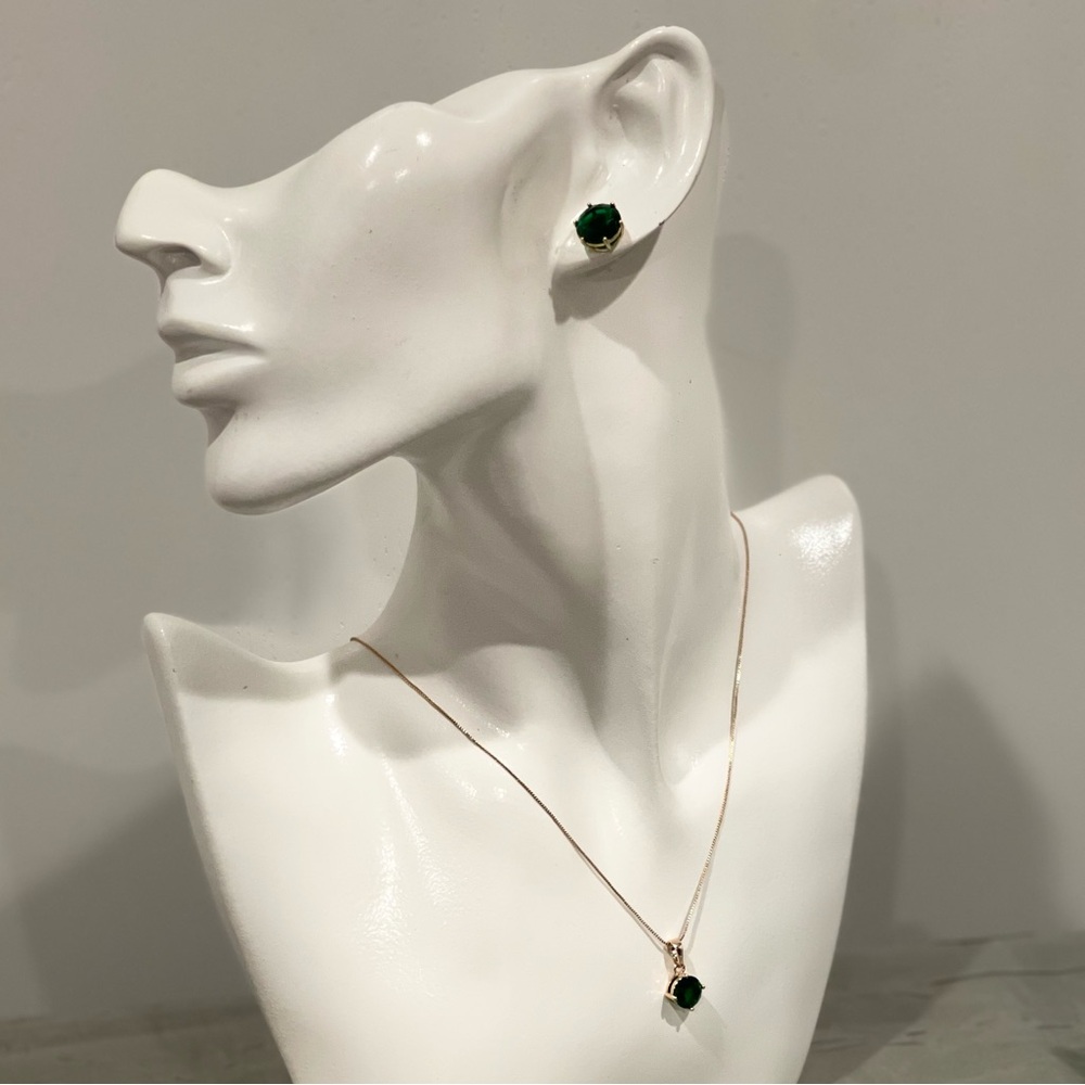 Elegant Green Jewelry Set with Necklace and Earrings - Picture 4 of 9